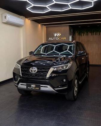 TOYOTA HILUX SW4 2.8 D-4D TURBO DIESEL SRX 7L 4X4 AUTOMÁTICO